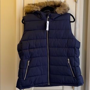 Gap faux fur trimmed hooded puffer vest